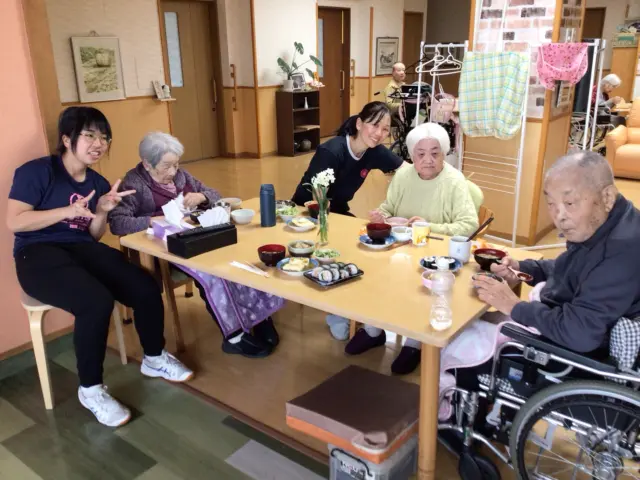 今日は槻の間&つげの間のユニット調理でした。
どちらのユニットも入居者様が笑顔で「美味しいね。」
と言われるたびに、職員も笑顔になり、笑顔の連鎖😊

入居者様も職員も、一生懸命、買い出しや調理など頑張った分、幸せいっぱい😄
「おかわり」という言葉が何より嬉しいですね。