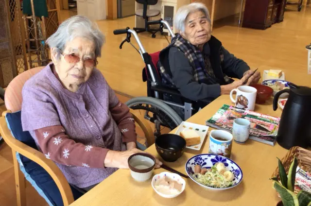 柊の間、槻の間でモーニング☕️を行いました🌸
普段と違う朝食を見て、「美味しそう〜」と普段言われない方が言ったり、職員が隣りで食べてたら「バナナ🍌食べたい」「足りない」と仰られたり新しい発見がいっぱいありました。
朝の忙しい時間を忘れるくらい、皆さん笑顔が溢れて幸せな一日の始まりとなりました。

#モーニング
#柊の間
#槻の間
#葉栗の郷