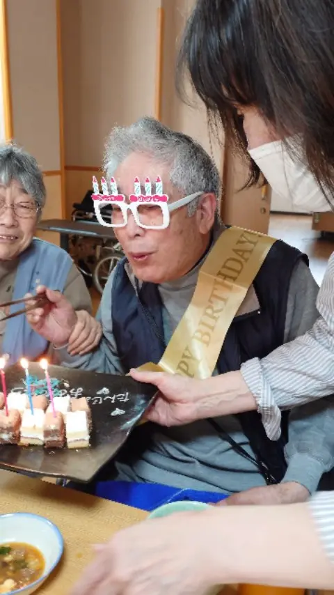 誕生日と結婚記念日が同日ということで
祝うしかないです＼(^_^)(^_^)／🎊
ごちそうさまです！

これからも入居者さまの一年一度の特別な日を
大切にしていきます。