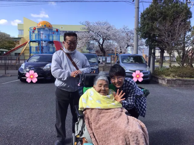 ご家族が見えて、ちょっと散歩に出られました。風が冷たかったけど、桜はきれいでしたね🌸
もう少し暖かくなったらまた、出かけましょう❤️