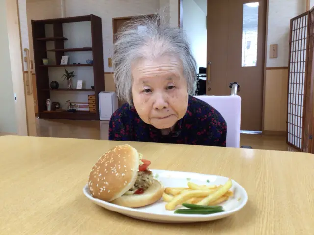 桐、楓合同でモーニングを行いました。
前回入居者様より、希望のあったハンバーガー🍔を作りました。
お肉が厚くて食べづらい😅大盤振る舞いだね〜との声が上がってました。
出てきたハンバーガーを、じーと見つめて、初めて食べるわと言われ、普段は支援にて食べられることが多くなっていますが、興味津々でご自分で召し上がっていました。
皆さん大きな口で頬張っており、普段とは違う発見が沢山ありました👌

#モーニング
#桐の間
#楓の間
#葉栗の郷