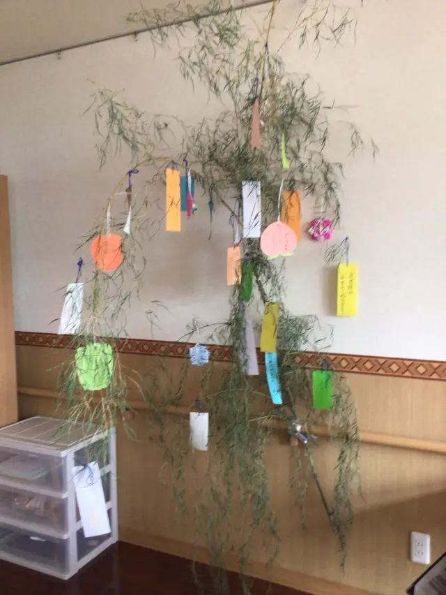 ⭐️星に願いを込めて⭐️
🎋葉栗の郷
職員と入居者の皆さんの想いを込めた短冊🎋を飾って頂きました。
2階3階の談話室にそれぞれの願いが詰まった短冊🎋を飾ってあります。
みんなの願いが夜空のお星様🌟に届きますように…
#七夕#葉栗の郷#特養#7月7日
#願い