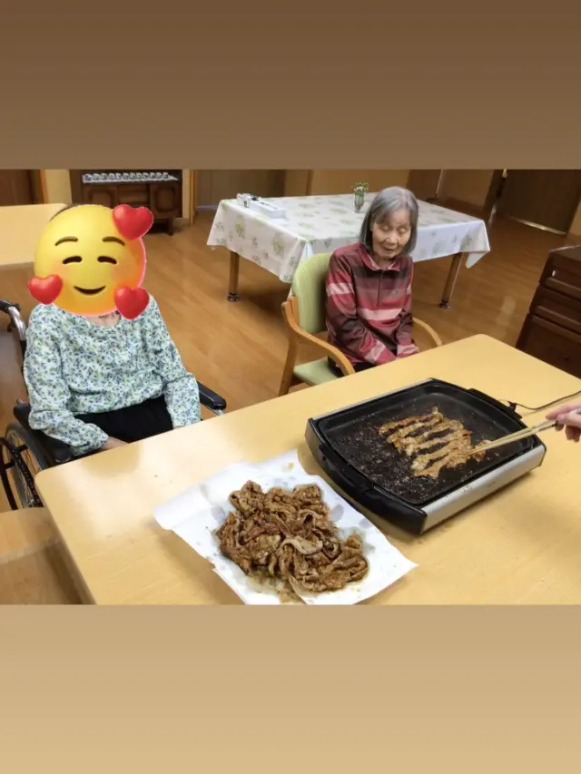 楽しくできた梓の間のユニット調理🍳
本日は
ちらし寿司
生姜焼き🥓
ポテトサラダ
おすまし

調理中に「いい匂い　早く食べたい」とも言われていました🥰
皆様美味しと好評でした☺️

＃葉栗の郷#元気寿会＃ユニット調理#楽しい昼食