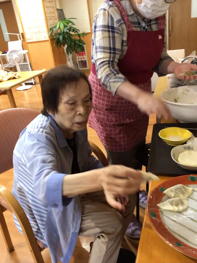 6月のユニット調理で入居者様と一緒に餃子を作りました。みなさん、美味しいと言われて召し上がりました☺️
