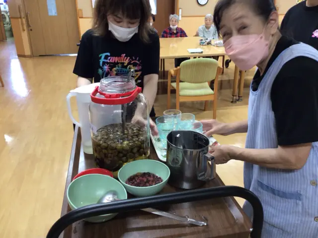 みんなで仕込んだ梅ジュース、「懐かしい味だ☺️」「お肌が綺麗になるよ」「美味しい😋」昔ながらの味を、みんなで楽しめましたね。😀
#葉栗の郷#特養
#梅ジュース
#懐かしい