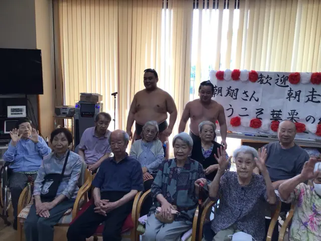 高砂部屋の力士🌻朝翔さんと朝走雷さんとの交流、心に残るひとときでした💫
一宮出身の力士、お二人ともとても礼儀正しく、優しい🥰
子供たちやお年寄りもみんな笑顔で、力士のお二人に「頑張りゃーよー」と声をかけ感動‼️
入居者様も、あっという間の1時間だったと満足して見えました🥹
これからも応援してまーす🌟
#高砂部屋#葉栗の郷#元気寿会#一宮市#力士#相撲