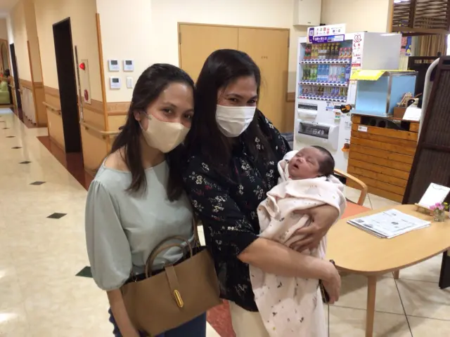 産休中の職員さんが赤ちゃん👶を連れてきてくれました。
とっても可愛い😍みんなメロメロ🩷
こんなちっちゃな赤ちゃんと触れ合うのは久しぶり。
また連れてきてね。
おじいちゃん、おばあちゃん👵も待ってるよ❤️#赤ちゃん#特養#ほっこり