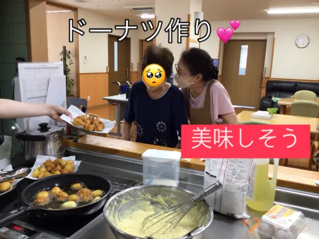 米粉が沢山あったので、ショートステイの職員と栄養士共同で、ドーナツ作りをしました♬
ユニットでドーナツを揚げていると、匂いに誘われてお部屋から出てきて、なに？とみんな興味津々で早く食べたい❣️懐かしいもの作ってるね^_^
人数がいるから、揚げるのはちょっと…でも見てると昔の事を思い出すと仰られてました。
デイサービスの皆さんにもお裾分けし食べて頂きました☆

#葉栗の郷
#ショートステイ
#おやつ作り