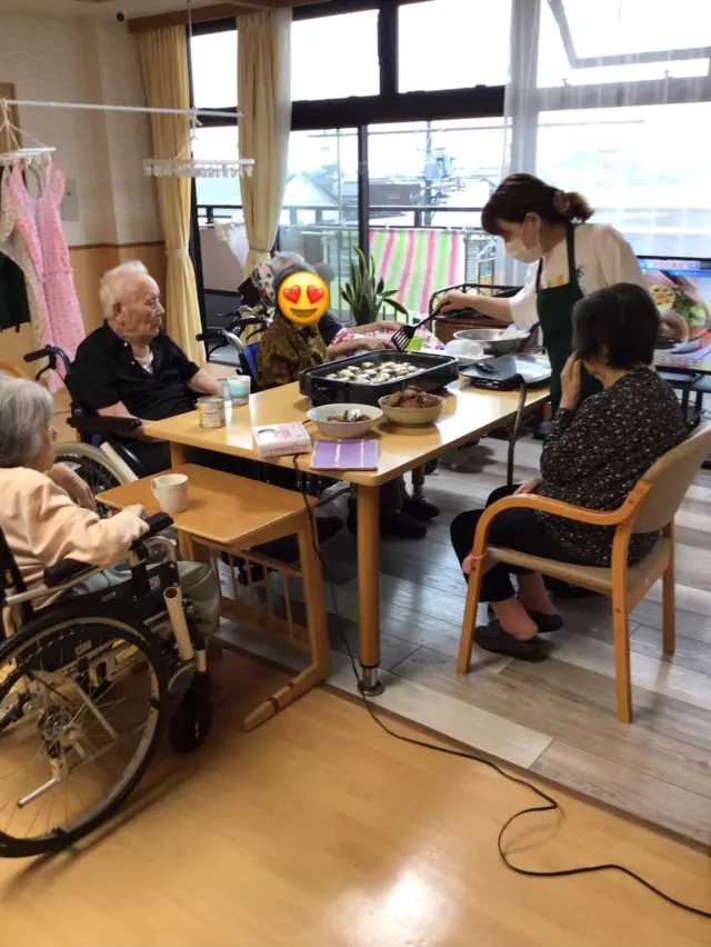 楓の間です！
今日は生憎の雨ですね。☔️
2ヶ月ぶりにユニット調理を行いました！
入居者様と一緒にハンバーグを作りました！
皆さんと料理するのは楽しいですね！

#特別養護老人ホーム 
#葉栗の郷