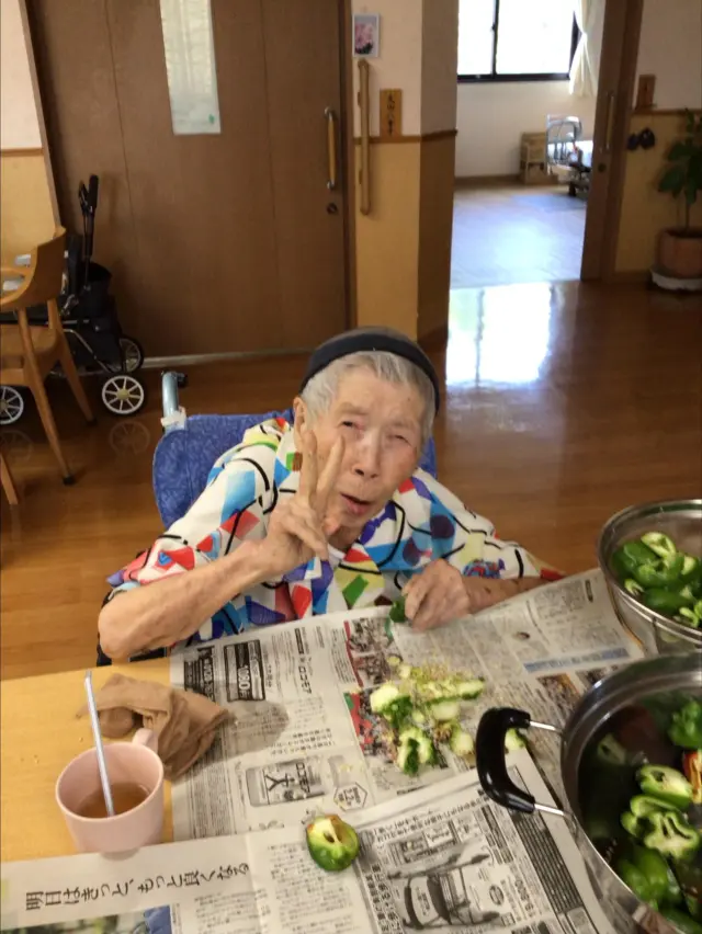 桐の間でユニット調理をしました😊
今日は入居者様2名の希望を叶えるために、支援員と栄養士で話し合い、企画しました🎈
以前暮らしていた方の家族から、茄子とピーマンを沢山もらったので、入居者様にピーマンの種を取るのを手伝ってもらい、ピーマンの和え物を作りました✨旬の野菜をいつもありがとうございます😊

揚げたてのトンカツが食べたいと言われていた方がみえたので、目の前で揚げてすぐに食べてもらいました^_^
美味しかったと少し照れながら仰っていました🫧

今日のデザートは手作りロールケーキ💕そのため、ソフト食の方にもケーキ食べてもらおうと、皆んなで作りました🧚🏻‍♀️

#葉栗の郷 
#桐の間
#トンカツ
#ロールケーキ
#ソフト食
#ユニット調理