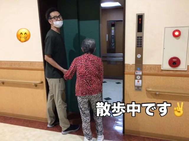 「暑さに負けず、今日も一歩。✌️美味しくご飯を食べて、ぐっすり眠る為に、職員さんと一緒に施設内をお散歩しています。心も体もリフレッシュ❤️」
#散歩#施設#特養#葉栗の郷