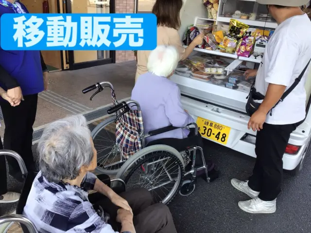 今日は移動販売の日！お気に入りのコロッケと豆腐を買ってお昼のメニューに加えてもらいます❤️#移動販売#美味しいご飯#おやつ