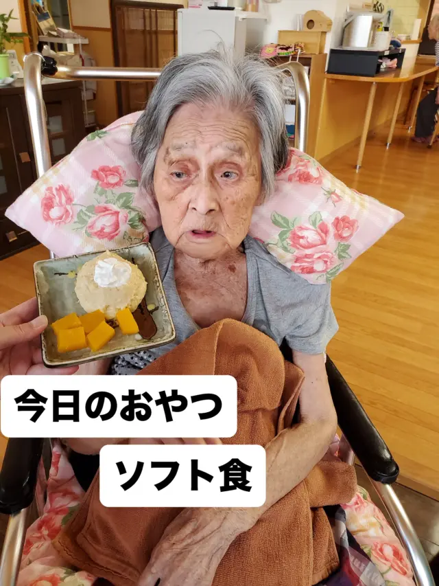 ユニットで、手作りフルーツロールケーキを作りに挑戦🥰
分量をしっかりと計量し、生地を焼いて、ホイップとフルーツをのせて巻いて完成🍒
オーブンで焼いたら甘〜い匂いがしてました^_^

ソフト食の方にも同じものを食べてもらい、もう要らないと仰られながらも、家族の支援で全量召し上がっていました。

#葉栗の郷 #ロールケーキ　#ソフト食#お菓子作り