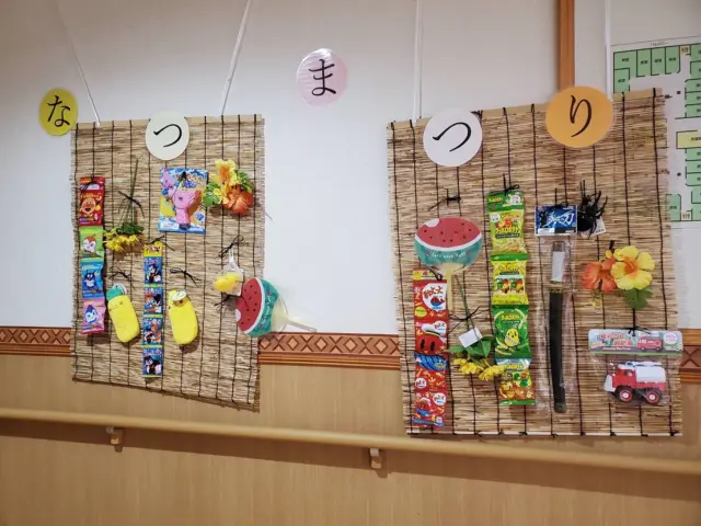 リーダー4人と栄養士で新しい試みをしようと話しあい、コロナ禍で出来てなかった祭りをしようと数ヶ月前から企画し、3階全体で夏祭りを開催しました^_^
いつもと違う雰囲気で、入居者様、家族はもちろん職員も楽しめました😊
まだまだ暑い日が続いているので、沢山食べて夏を乗り切りたいものです…
ソフト食の方にもみんなと同じものを食べてもらい好評でした🍒

#夏祭り
#葉栗の郷
#3階合同レク
#ソフト食