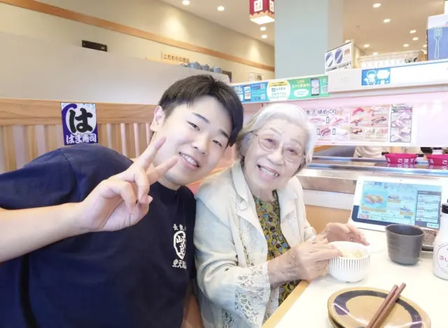 はま寿司へ✨

普段、少食の方もこの日は10皿も召し上がって「美味しかったー」と喜んでくださりました😊

まだまだ暑いですがこの笑顔で頑張れそうです。
