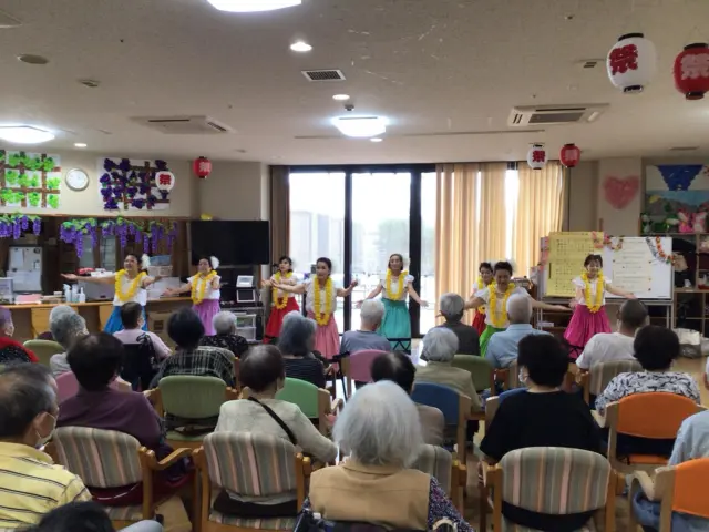 9月26日アロハ南サークル川島レフアの皆様に来て頂きました🌺
利用者様、職員も一緒に踊り楽しい時間を過ごせました☺️
また是非お待ちしております🎵
#葉栗の郷#葉栗の郷デイサービス♯元気寿会♯デイサービス♯フラダンス♯アロハ南サークル川島レフア