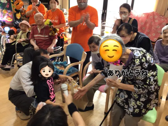 秋祭りの催しで、カラオケ大会🎤を行いました♪
マイク🎤を握る手に想いがこもる．歌い手、応援団、みんな力が入りました💪🏻
白熱した様子に、感動して涙が出てきちゃいました😭
秋祭り「ばんざーい」💕‼️#感動#葉栗の郷#ゆとりの郷#元気寿会