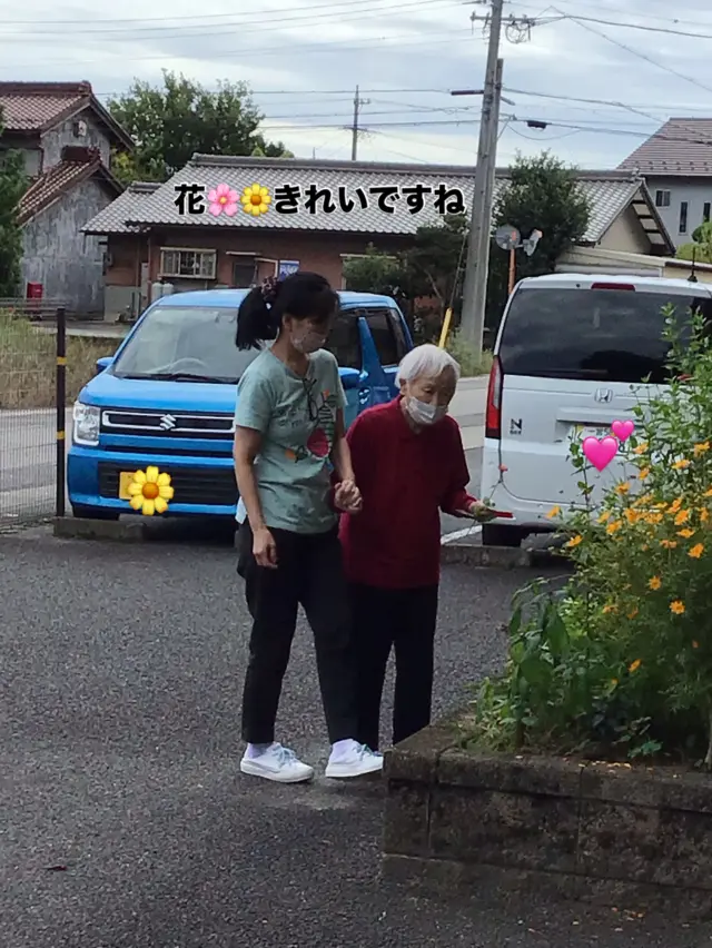 本日、葉栗の郷にはじめてお見えになり、ちょっと緊張気味だったがお花を見たら🌼安心された表情に・・・やっぱり癒されますね💓#葉栗の郷#元気寿会
