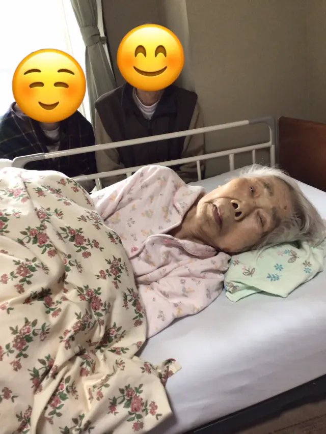 食事が食べれなくなってきた為、昔好きだった寿司とおはぎをご家族様に持参してもらい、食べれる形へ加工して食べて頂きました😊
一口程度しか食べることはできなかったですが、おはぎ食べよの声かけには反応が良かったです。
家族、支援員、看護師、栄養士で協力して取り組むことが出来ました🍣

#葉栗の郷
#楓の間