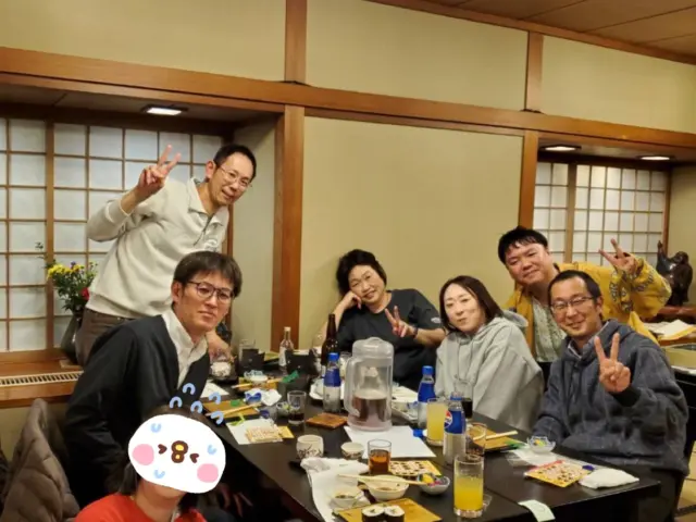 みなさまこんにちは😃
12月11日に6年ぶりとなる、社会福祉法人元気寿会一宮事業部(葉栗の郷・ゆとりの郷)の忘年会を開催しました🎊
一年の労を労い本当にお疲れさまでした🎉

チーム対抗のゲームやビンゴ大会など全員で盛り上がり、美味しいお食事に会話も弾み2時間があっという間に過ぎさりました😁

また来年も同じメンバーだけでなく、さらに増やして忘年会を行なっていきたいと思います！！

来年も入居者様・ご家族様に満足していただけるように精進して参りますのでよろしくお願いいたします！

#一宮市 #葉栗 #介護 #忘年会 #特養