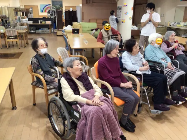 🎤　　😁カラオケクラブ開催
「久しぶりだから忘れたわ」「声が出ないわ」…そんな言葉も、音楽が流れると自然に口ずさみ、笑顔に。
「忘れたと思ったけど覚えてるものだね」と楽しそうなひと時になりました。😆💖
#カラオケ
#懐かしの歌
#一宮市
#元気寿会
#特養
#介護
#施設
#葉栗の郷
#葉栗