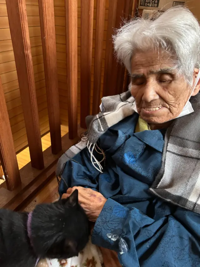 ご自宅で飼われていた猫に会いたいとご希望がありました。
ご本人様にしかなついておらず
ご家族様が頑張ってくださり対面することができました。

全然、なつかない猫が唯一なついて
猫との対面のために頑張ってくれるご家族様

ご本人様がとてもステキな方だったんだなぁと感じました。

#元気寿会 #特養 #葉栗の郷 #帰宅#介護