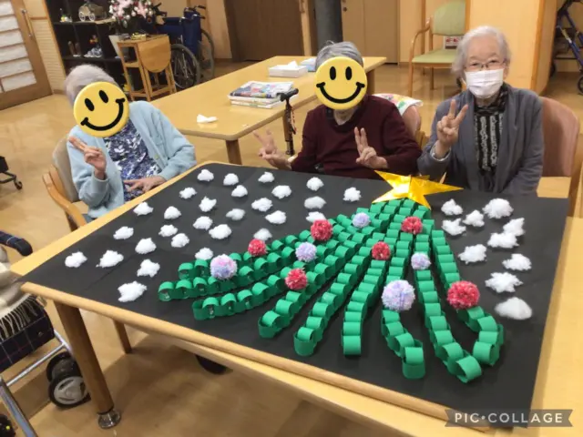 葉栗の郷ショートステイです！

杏の間を利用されていた3名の利用者様と一緒に12月の壁飾りを行いました。
毛糸のボンボンで飾り付けをしたクリスマスツリーに、綿で牡丹雪を再現してみました🎄❄️
参加して下さった利用者様は、ツリーのてっぺんに飾った大きな星がお気に入りだそうです⭐️

#愛知県 #一宮市 #元気寿会 #葉栗の郷ショートステイ #クリスマス飾り手作り