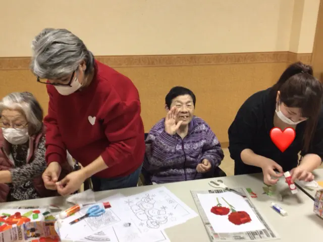 ユニット型特養　葉栗の郷です。
🌼花植えに貼り絵🌸・・・ちょっと難しいけど、みんなで挑戦すると楽しい❣️
うれしい気持ちと笑顔😊そして真剣な表情がいっぱい🌟
「またやりたい！」の声が溢れる時間になりました💞#特養
#葉栗の郷 #一宮市
#施設#暮らし