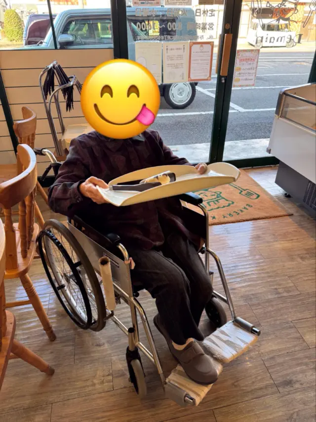 みなさんこんにちは😃

柊の間です。
先日、入居者様と一緒に近くのパン屋さん『Demainドゥマン』にに散歩がてら行ってまいりました💪
おやつに買いに行ったので、入居者様は小さめのかわいいパン🥐を買われました！
とっても美味しかったそうです😋

#一宮 #葉栗 #介護 #パン屋 #散歩