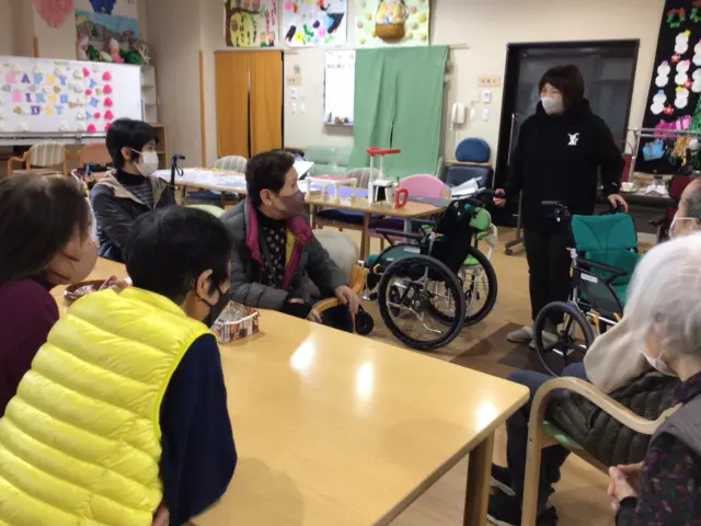 本日、一宮事業部の介護相談会を葉栗の郷にて開催しました。たくさんの方にご参加いただき、ありがとうございました。
今回のテーマは「福祉用具について」ということで、日常生活を安全に、そして快適に過ごすための様々な福祉用具を（株）トーカイ様よりお借りして、実際に見て、触れて、体験することで、使い心地や工夫を感じていただくことができました。
「こんな便利なものがあるとは知らなかった」「実際に試せて良かった」など、参加された皆様からのお声もたくさんいただきました。
今後も、地域の皆様に役立つ情報や、気軽に参加できる機会を大切にしながら取り組んでまいります。
#特養
#葉栗の郷
#福祉用具
#相談会