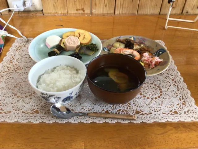 明けましておめでとうございます！つげの間のお正月です。
いつもは、おかずを残される方もおせち料理を沢山食べられました。