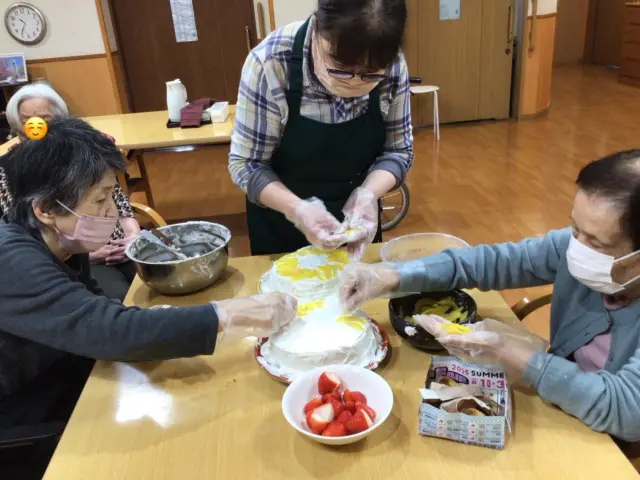 2025年槻の間クリスマス🎄ユニット調理🤶
入居者様でクリスマスケーキを作りました🎂
クリスマスランチもみんな笑顔で頂きました☺️
