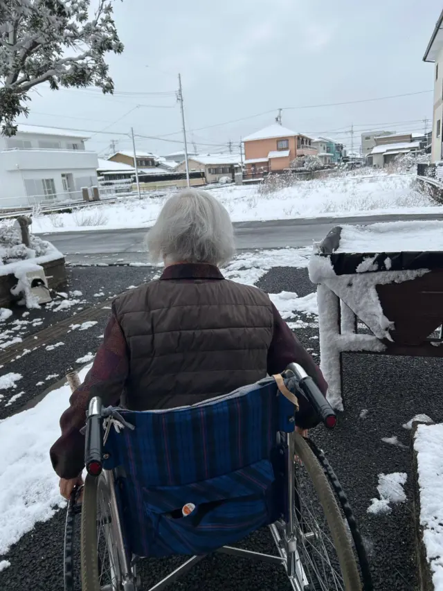 今朝は雪が降っており寒い日でしたが、柊の間の利用者様のお一人は元気に散歩に
寒いから動くと元気な発言😀
スタッフは厚着をしてついていきました。

#雪の日 #一宮市 #特養　#介護 #葉栗の郷