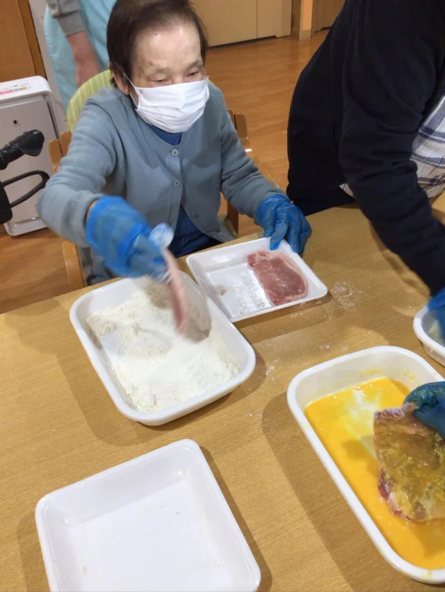 1月のユニット調理は、大人気の茶碗蒸しと豚カツを作りました。
皆さん、とんかつには味噌をつけて召し上がりました。
今までで一番美味しかったと言ってくださり、大満足の昼食でした🥗