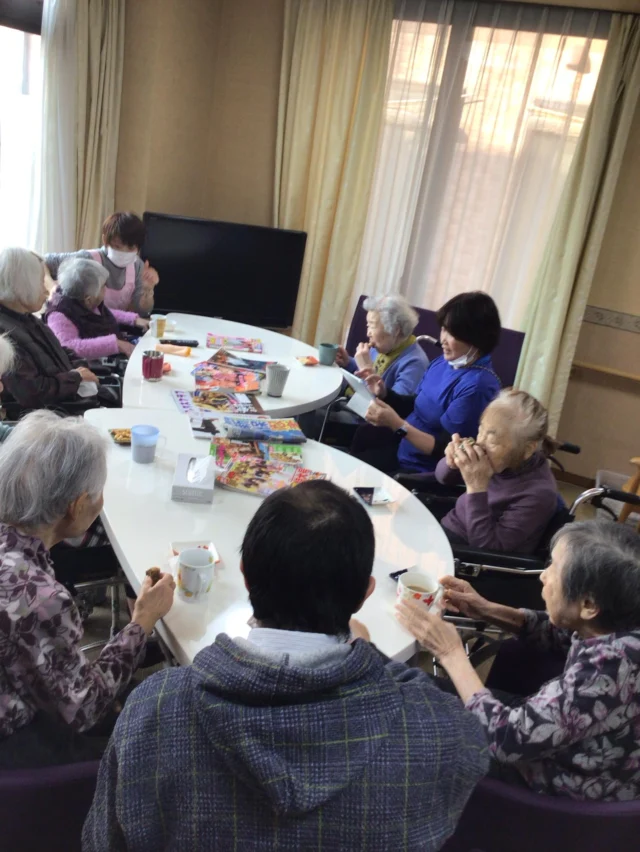 本日、2階で#女子会 が開かれました。
若干、男性が1名入っていますが
施設長なので何もいえません（笑）

ゆっくり、音楽を聴いたり、話したりして
のんびりお茶を飲まれました。

#葉栗の郷 #特養 #介護 #一宮市