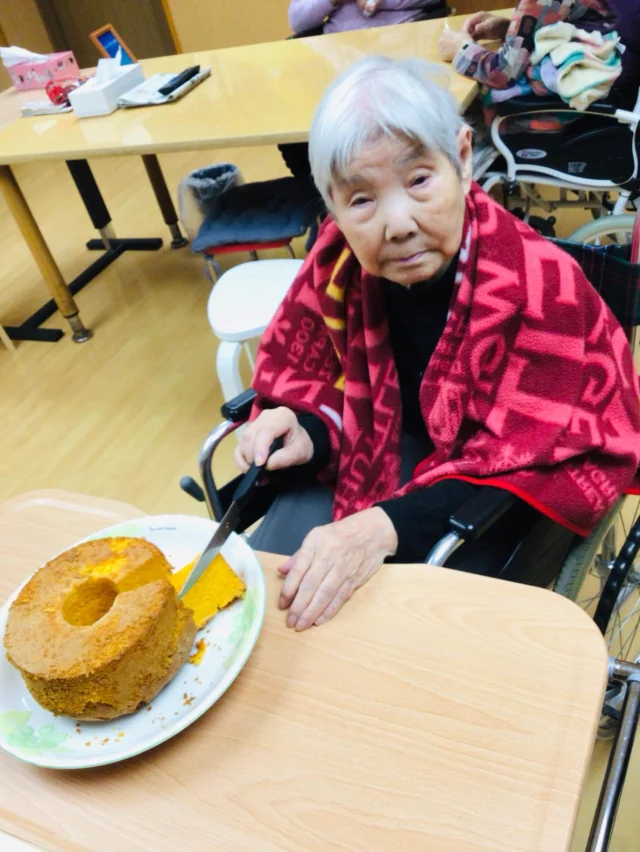 今日のおやつ🍰🥕
キャロットケーキを作りました🧁
中までフワフワで皆さん美味しいと食べてくださいました😃
こんなに喜んでくださったので、違うケーキを作ろうと思います♪
次のおやつ作りも楽しみにしていてください(^ ^)

#特別養護老人ホーム葉栗の郷
#スタッフのケーキ作り
#みんなでおやつ