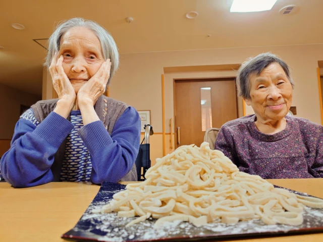 【手作りうどんに挑戦しました】

粉を練って踏むところから始め、丁寧に生地を伸ばし心を込めて切り分けました。
入居者様職員共に初めてのうどん製麺でしたが笑顔がたくさん見られ楽しみながら行いました。
心も体も温まるおいしいうどんができました😊が

食べるのに夢中で完成したうどんを撮影忘れてました🙇‍♂️