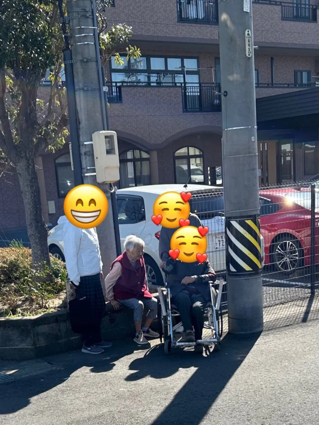 今日は，いい天気だったので近くのパン屋さんまで#散歩 に
お好きなパンを選びおやつに食べられていました。
すこし疲れていましたがドーナツなどの甘味が染み渡ります。

@bakery_kitchen_demain 
#元気寿会 #葉栗の郷 #特養 #一宮市