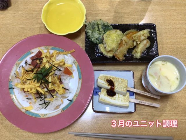 ⭐️槻の間⭐️
3月は、海鮮チラシ寿司、みそ田楽、天ぷら、茶碗蒸しを作りました。
一番人気の茶碗蒸し、入居者様は天ぷらのおかわりをされてみえまた☺️