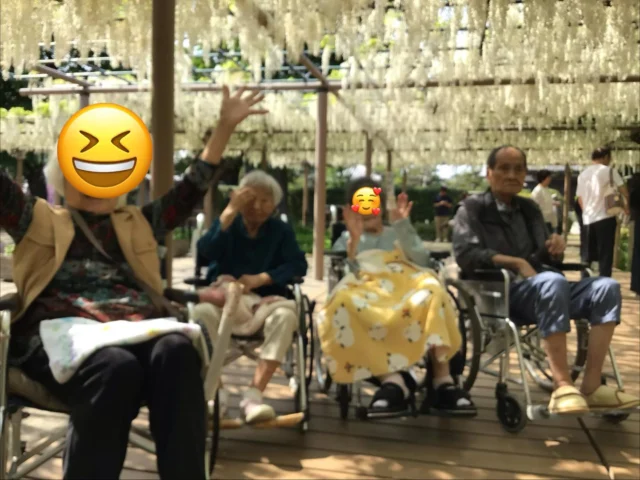 柊の間は本日は午後から江南市の曼陀羅寺藤まつりへ
2回目のお出かけへ
藤の花がきれいで喜ばれていました。
天気も良かったので散歩日和でした。