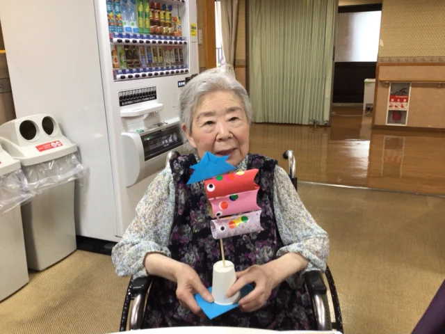 🪡第2回ハンドメイドクラブ開催しました✨

今回は、こどもの日（1日過ぎてしまいましたが…）という事でトイレットペーパーの芯で鯉のぼり🎏を作りました。
「この色がいいね😊」「上手く巻けないわ。難しいね。」「こっちの方がいいかな？」そんな会話も聞こえて、楽しい時間になりました。ボランティアの先生にも来ていただき、思い思いの鯉のぼりが出来上がりました。
来月は、18日、19日の2日間です。何を作るか楽しみにしていてくださいね。