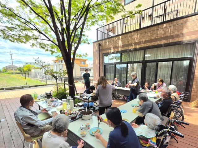 【炭火焼き焼き鳥】

先日、天気が良く気持ちのいい風が吹く日に外で焼き鳥を焼いて皆さんで楽しみました😊

ただ外で鶏肉を炭火で焼いてるだけですけど、美味しさ違いますね！
ビール持参される入居者様もいていい時間を過ごせました。