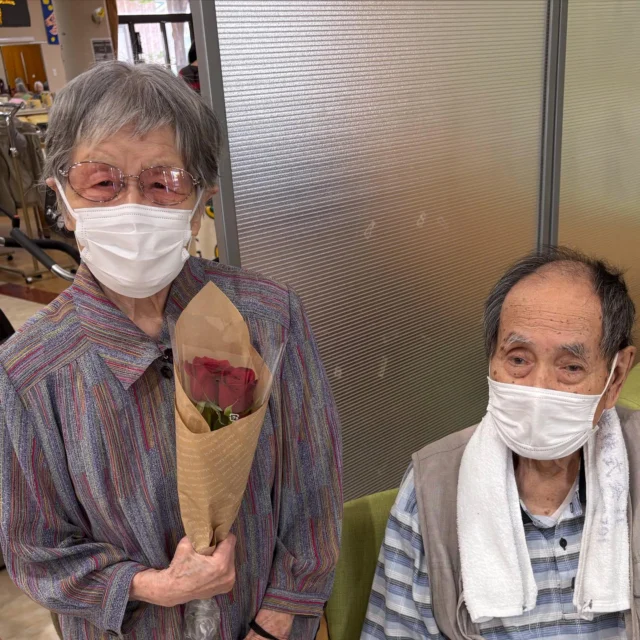 今日は奥様の誕生日🎂
いままで祝ったことがないわ👴と恐ろしいことを
言われていたので
本日はプレゼントにバラの花を渡しお祝いしました♪

#介護 #元気寿会　#葉栗の郷　#一宮市
#誕生日