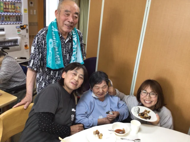 みなさんこんにちは！
葉栗の郷　梓の間です😄
昨日はユニット調理でBBQをしました🍖
家族様もお招きし、お手伝いまでしていただいて職員もとても助かりました☺️
入居者様も家族様も職員もみなさんとても楽しんでいただけました😆