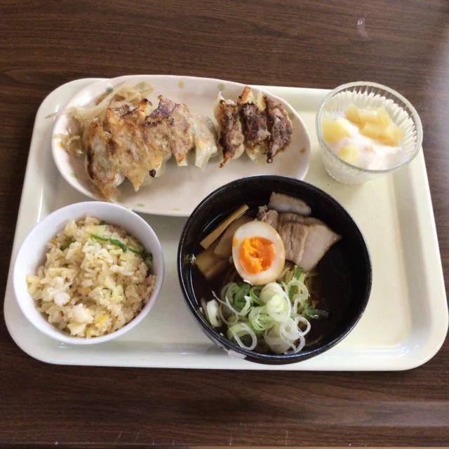 こんにちは、楓の間です🍁
ユニット調理で中華を作りました！
餃子は入居者様と一緒に作りました🥟
ラーメンは珍しかったのか皆様美味しそうに召し上がられました🍜