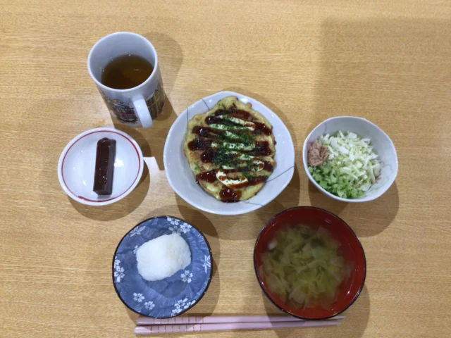 柊の間の6月のユニット調理は、お好み焼き、ツナサラダ、チョコ羊羹、コンソメスープ（キャベツ大盛り）を作りました♪
ソフト食も作り、みんなで美味しく召し上がられてみえました🎵　利用者様の中では「お好み焼き久々に食べた、こんなに食べたら
夜ご飯食べれるかな？」と笑顔でおっしゃっておりました😆