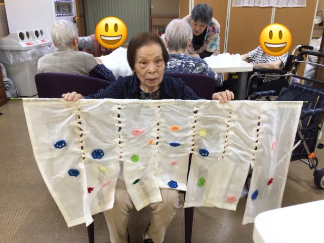 第3回ハンドメイドクラブを18日、19日に開催しました♪
コロナ禍で配られた布マスクを利用して暖簾を作成しました。
ボランティアの先生方に事前に布マスクを1枚の布の状態にしていただき、それを7枚つないで暖簾にしました。
かなり細かな作業で、「難しいわ」「先生、やってください」と言っていた方も、形が出来上がっていくうちに夢中になっていました。
2日間で完成出来なかった方は、来月のクラブで完成させます。
完成された方は、布マスクの壁飾りを作る予定です🍀