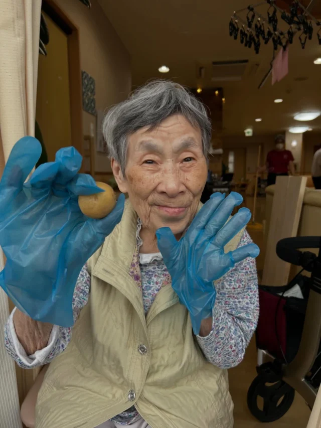 ベランダのプランターで育てていたじゃがいもを収穫しました！🥔
去年はボウルいっぱいにとれたのですが今年は小玉3個のみ🥔🥔🥔
笑っちゃうぐらい少なかったですが
なぜそうなったか思い当たる節しかありません😉
うまくいかなかった失敗も投稿していきたいと思います🙇

じゃがいもはポテトチップスにしました🥔