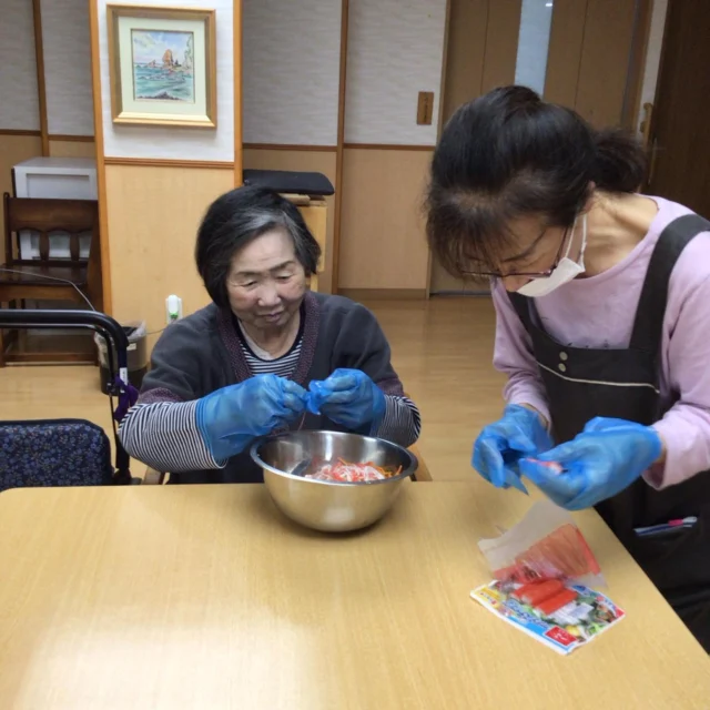 今日は楓のユニット調理をしました
入居者さんと得意料理のお話しをしながらお手伝いをしていただきながら
「お腹空いたね」「楽しみだね」と言いながら
ドレッシング　梅ごまマヨ　柚子胡椒　酢醤油　ごま醤油
選んでいただきました
栄養士さんにソフト食も作っていただきました

豚の冷シャブサラダ🥗　ナスの煮浸し　かき玉汁　ジャコご飯🍚　梅ゼリー