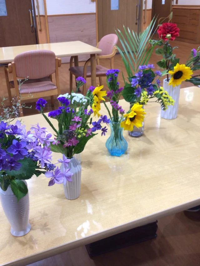 キレイなお花を花瓶に入れてくださる入居者様❤️いつもありがとうございます😊
6月は102歳を迎える入居者様と９０歳を迎えられる入居者様のお祝いをしました。
美味しいスイーツを召し上がり、「幸せ〜」と言って下さる入居者様のお言葉を聞き嬉しくなりました。また食べましょうね🍮